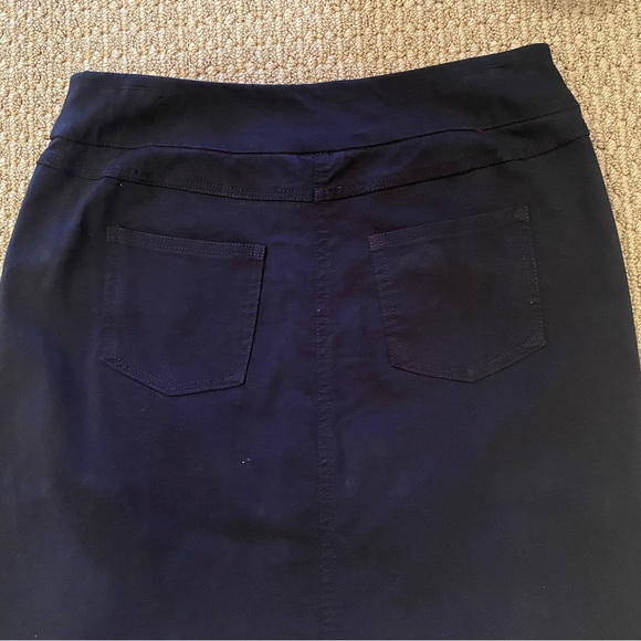 Slimsation 19” Skort in Navy - Picture 4 of 7